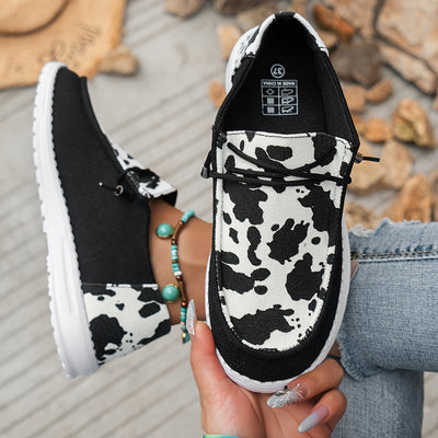 Letnie loafersy damskie - lekkie buty wsuwane z krowim wzorem