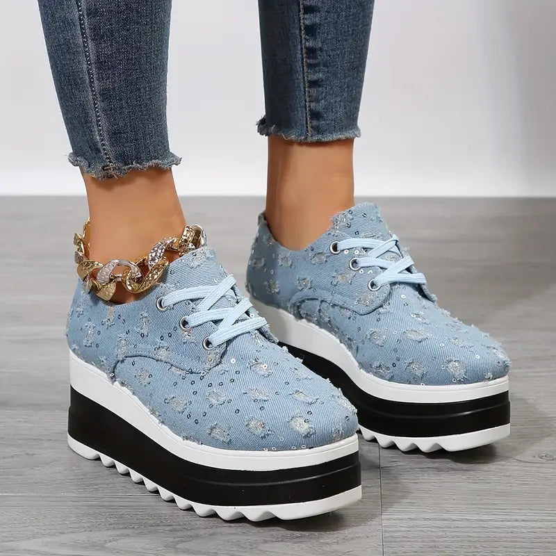 Buty w geometryczne wzory na koturnie