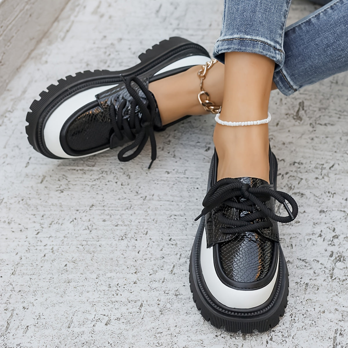 Letnie loafersy damskie - Wygodne loafersy na platformie z wężowym wzorem