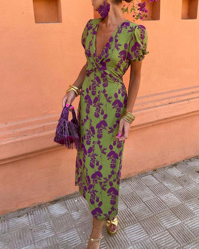 Modna świąteczna sukienka z dekoltem w szpic - elegancja i styl na święta!
