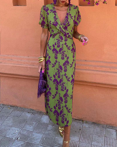 Modna świąteczna sukienka z dekoltem w szpic - elegancja i styl na święta!