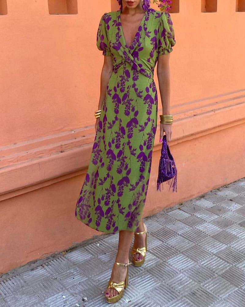 Modna świąteczna sukienka z dekoltem w szpic - elegancja i styl na święta!