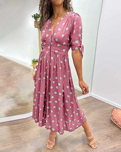 Sukienka Mia™ w kropki z głębokim dekoltem w szpic - wyjątkowa elegancja i styl!