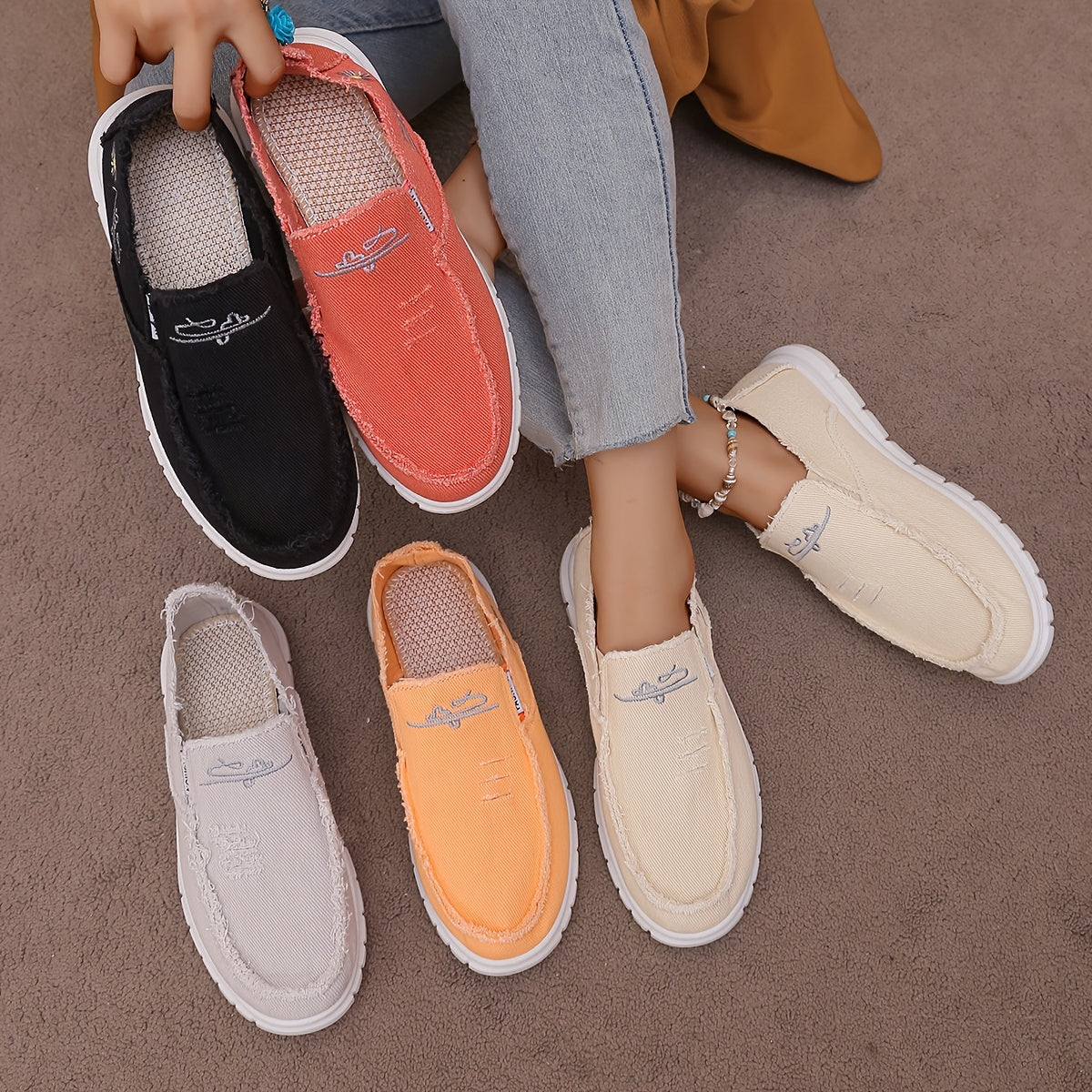 Letnie loafersy damskie - jeansowe loafersy z haftem w stokrotki
