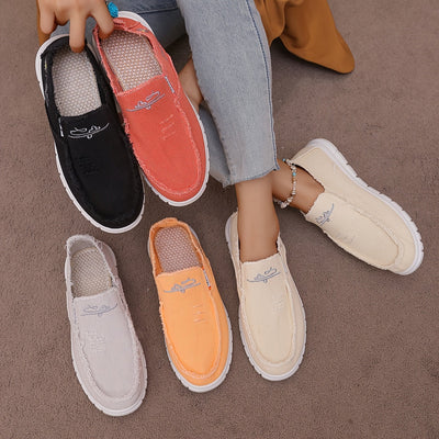 Letnie loafersy damskie - jeansowe loafersy z haftem w stokrotki