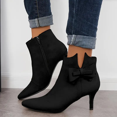 Buty na szpilce z kokardką i szpiczastym noskiem