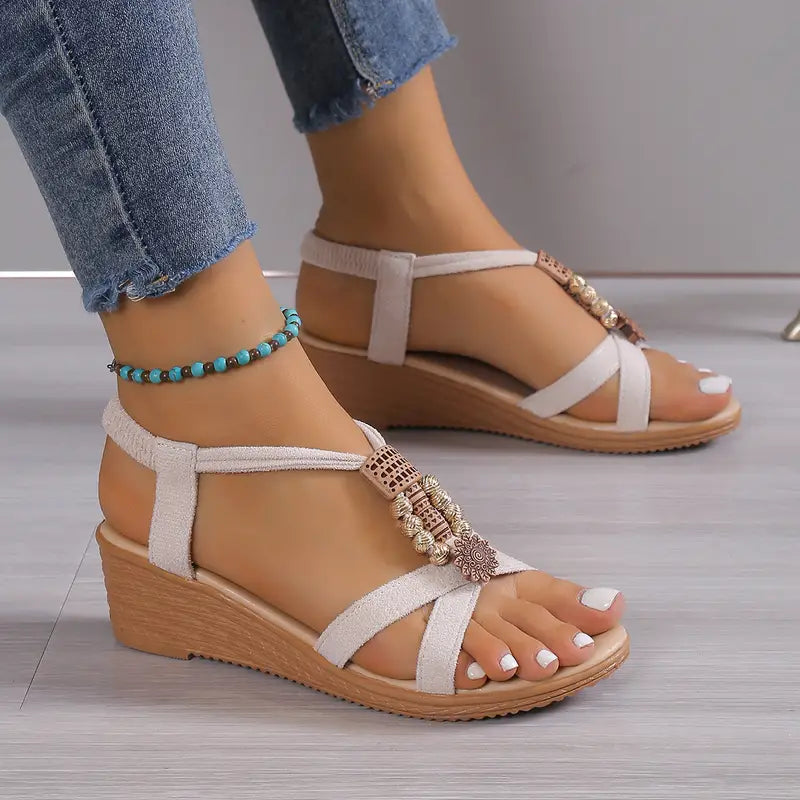 Letnie sandały na koturnie z koralikami w stylu Boho