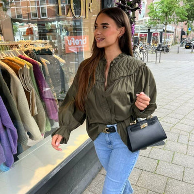 Amelia - Zielona bluzka zapinana na guziki z bufiastymi rękawami