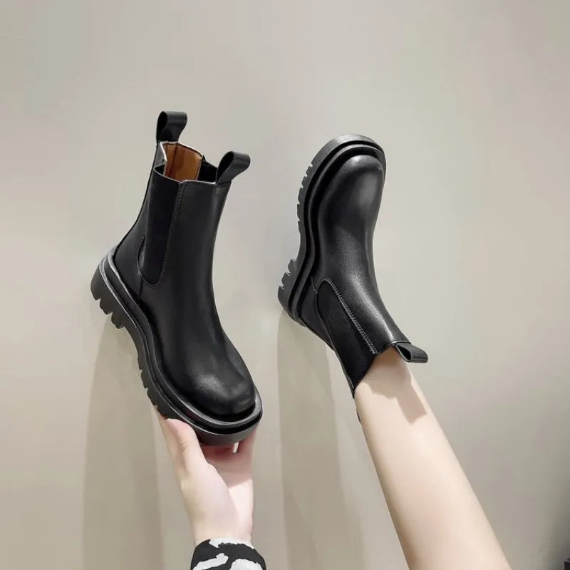Dell — Nowe buty na grubym, kwadratowym obcasie w stylu retro 2025