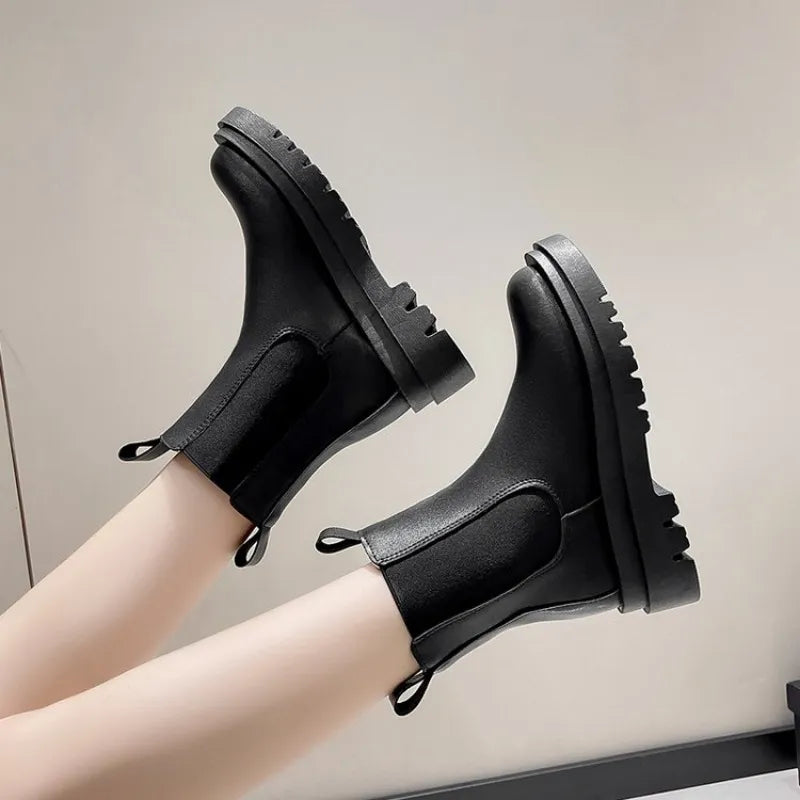 Dell — Nowe buty na grubym, kwadratowym obcasie w stylu retro 2025