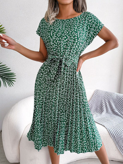 Fioletowa™ sukienka z krótkim rękawem i eleganckimi plisami w kwiaty