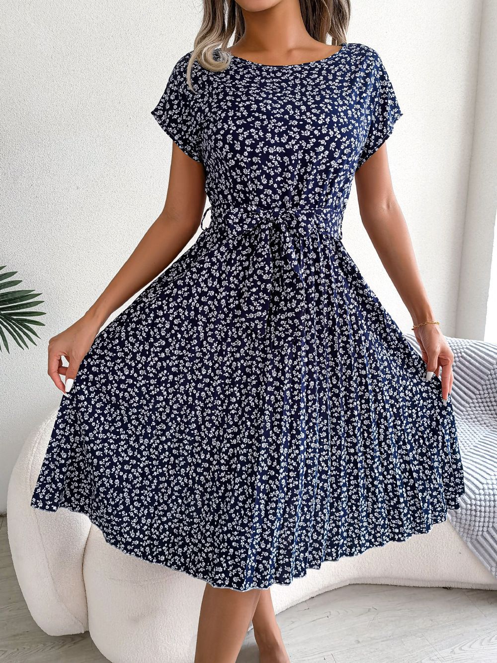 Fioletowa™ sukienka z krótkim rękawem i eleganckimi plisami w kwiaty