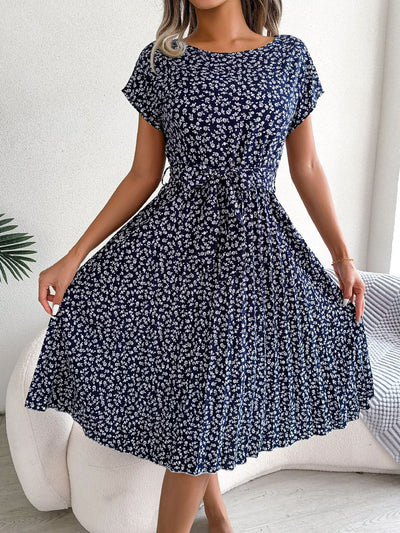 Fioletowa™ sukienka z krótkim rękawem i eleganckimi plisami w kwiaty