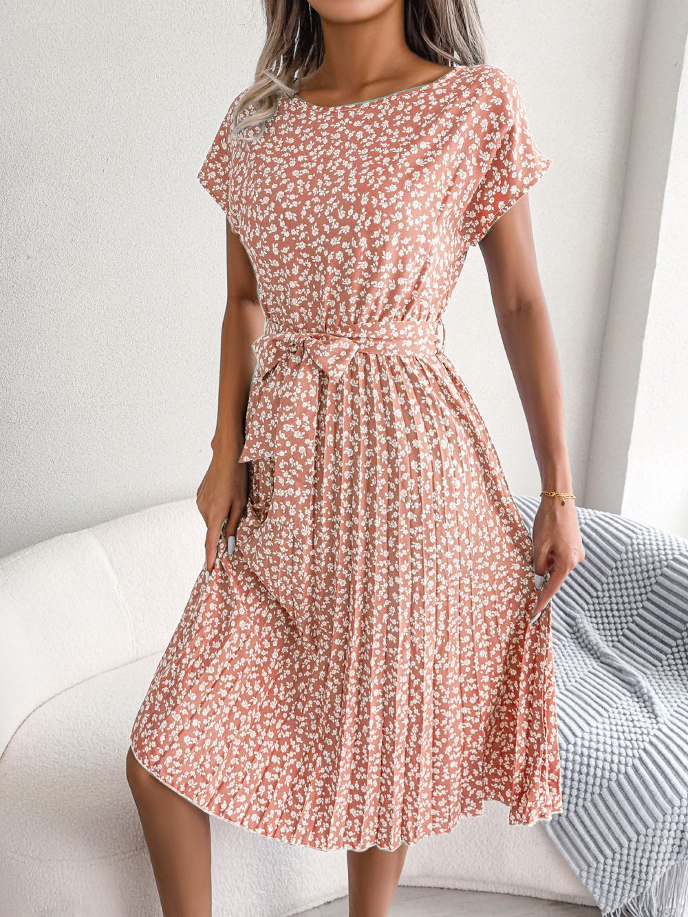 Fioletowa™ sukienka z krótkim rękawem i eleganckimi plisami w kwiaty
