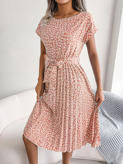 Fioletowa™ sukienka z krótkim rękawem i eleganckimi plisami w kwiaty