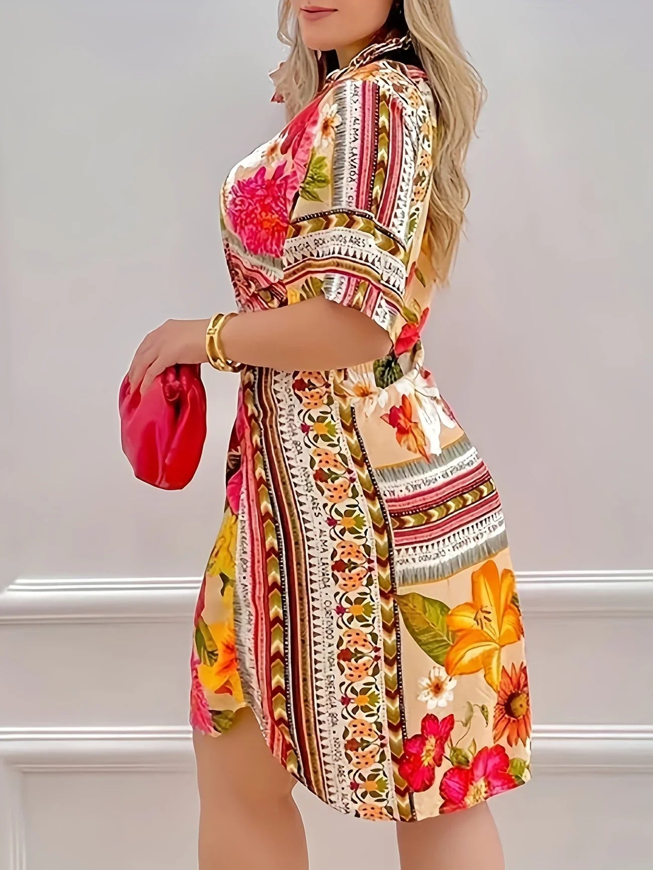 Wesoła sukienka mini z kwiatowym nadrukiem - krótkie rękawy, elegancki krój bodycon, oddychający poliester, swobodny krój