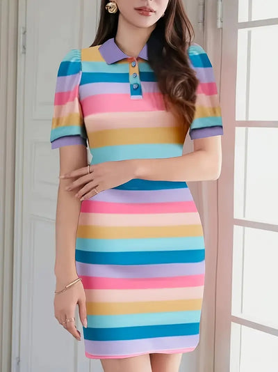 Sukienka bodycon w paski - krótkie rękawy, kołnierzyk i kolorowy wzór, elastyczna i modna