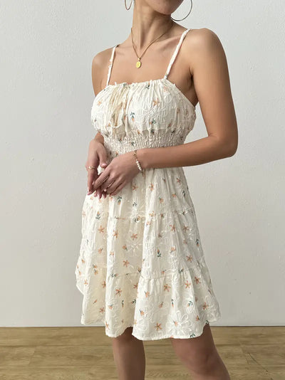 Elegancka letnia sukienka z kwiatowym nadrukiem - z odkrytymi ramionami, boho chic, zwiewna i kobieca