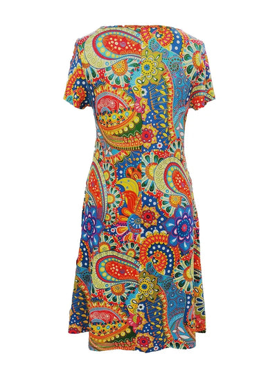 Sukienki t-shirtowe z abstrakcyjnym nadrukiem w stylu boho
