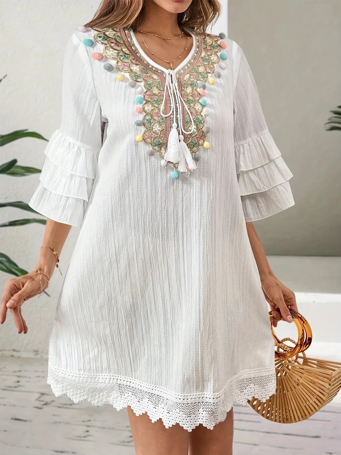 Boho haftowana sukienka damska - dekolt w serek, kolorowe pompony, falbany i przewiewna na lato
