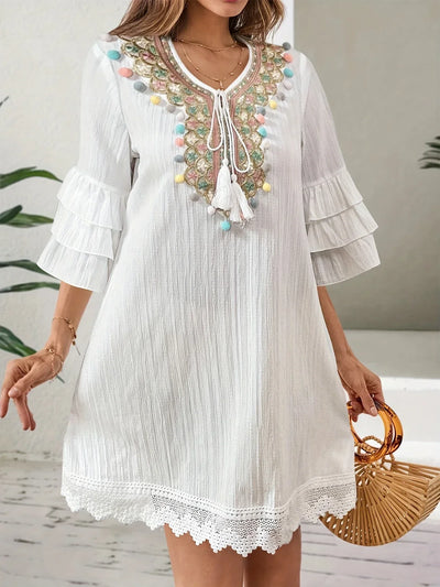 Boho haftowana sukienka damska - dekolt w serek, kolorowe pompony, falbany i przewiewna na lato