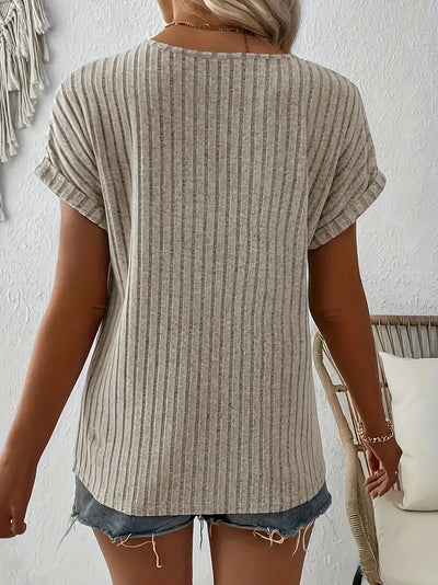 T-shirt z prążkowaną dzianiną i wycięciem