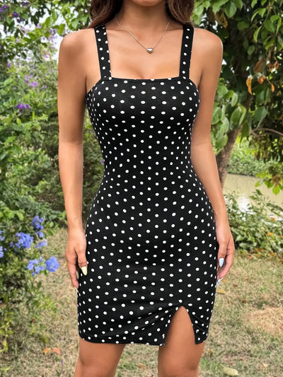 Czarno-biała mini sukienka w kropki - eleganckie body z rozcięciem i ramiączkami spaghetti