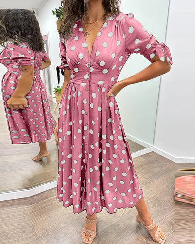 Sukienka Mia™ w kropki z głębokim dekoltem w szpic - wyjątkowa elegancja i styl!