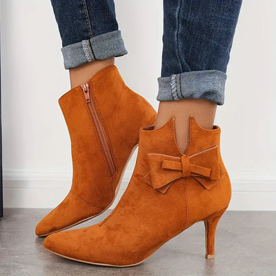 Buty na szpilce z kokardką i szpiczastym noskiem