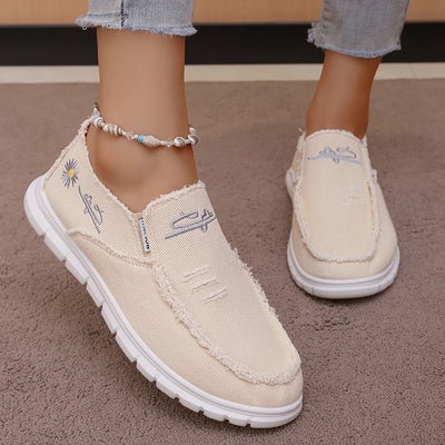 Letnie loafersy damskie - jeansowe loafersy z haftem w stokrotki