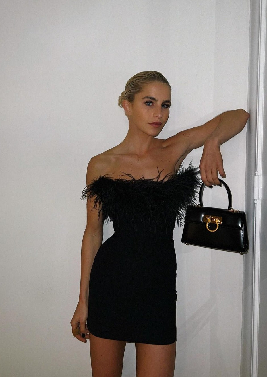 Grete - Elegancka krótka sukienka z piórami na biuście