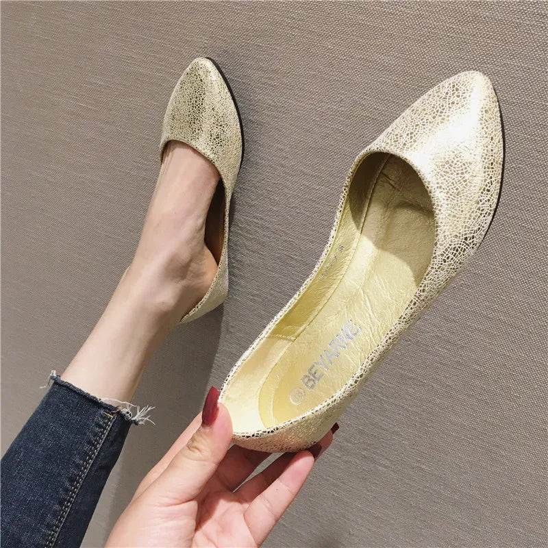 Eleganckie niskie buty ze szpiczastym noskiem i ustami w kształcie litery V