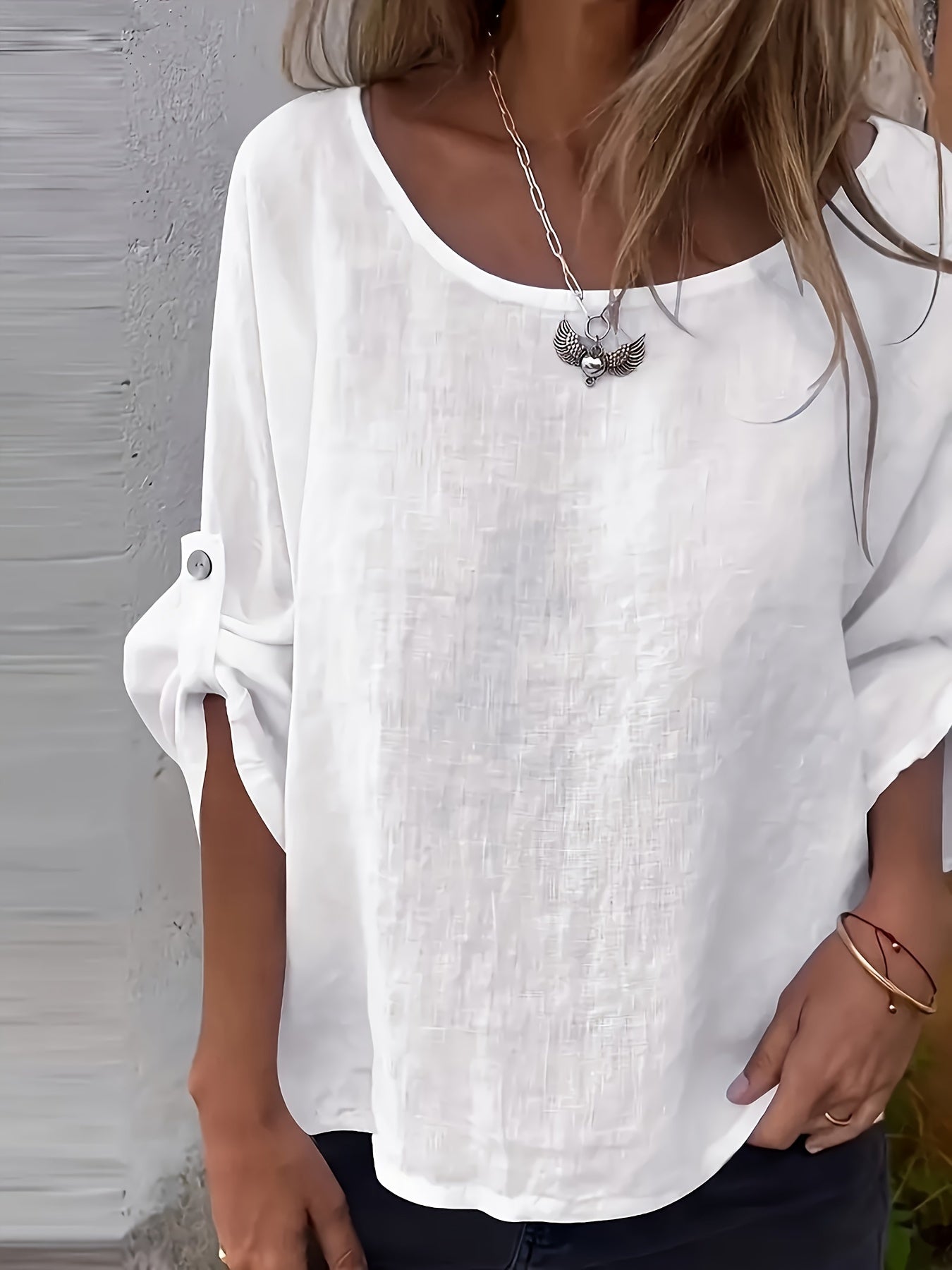 Elegancka biała koszula damska, minimalistyczny design, okrągły dekolt, poliester