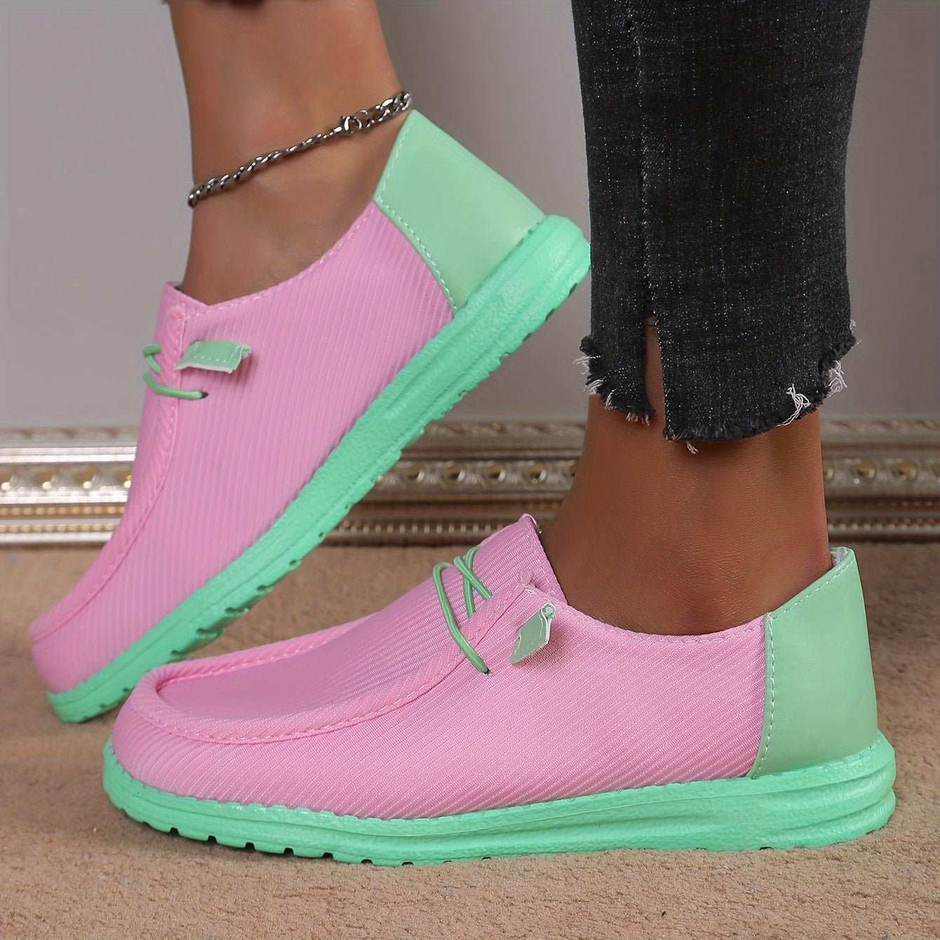 Letnie loafersy damskie - modne buty wsuwane w kontrastowych kolorach