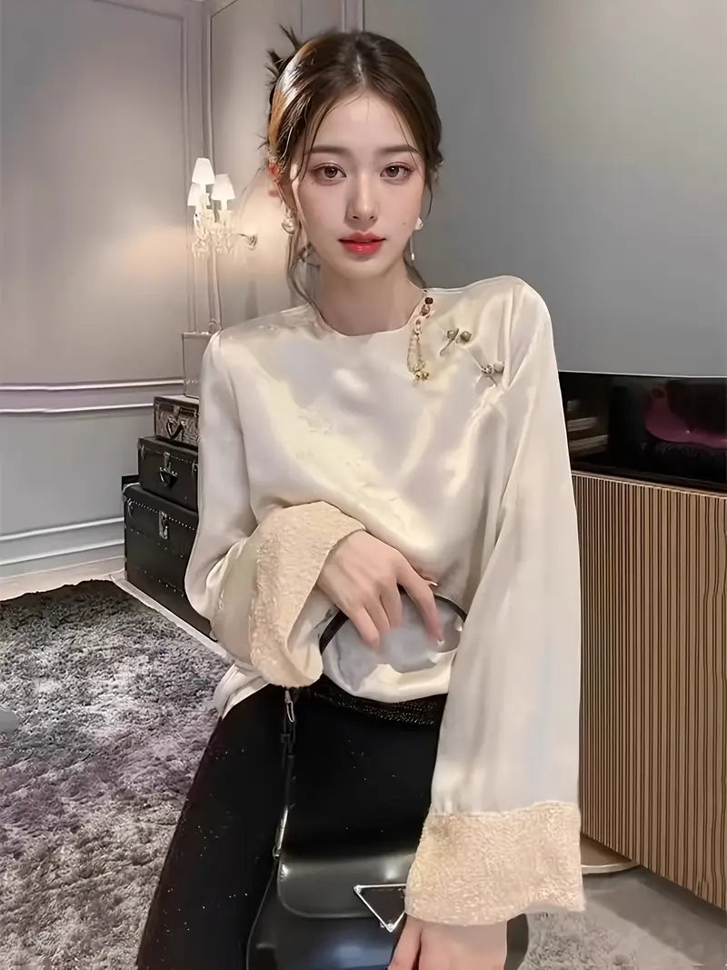 Beigefarbene Jacquard-Bluse mit Perlmuttknöpfen und Pailletten