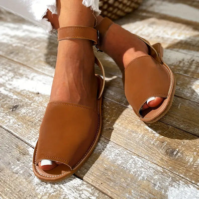 Płaskie sandały typu peep toe z swobodną klamrą