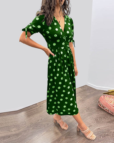 Sukienka Mia™ w kropki z głębokim dekoltem w szpic - wyjątkowa elegancja i styl!