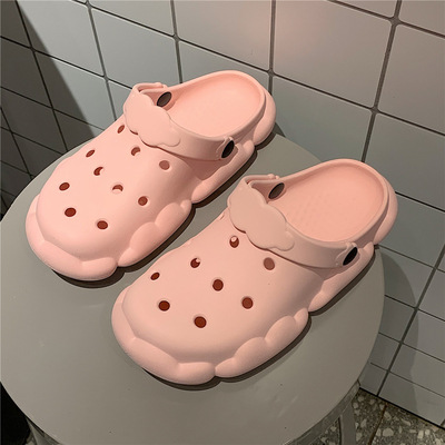 Chodaki z korka w stylu retro z zamkniętym noskiem i paskiem na sprzączkę
