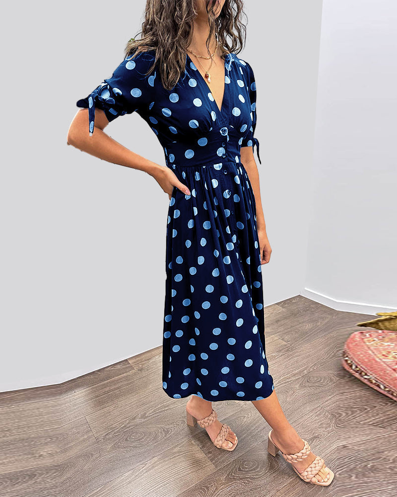 Sukienka Mia™ w kropki z głębokim dekoltem w szpic - wyjątkowa elegancja i styl!