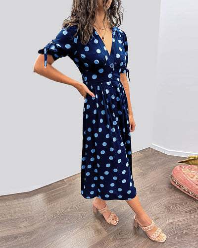 Sukienka Mia™ w kropki z głębokim dekoltem w szpic - wyjątkowa elegancja i styl!