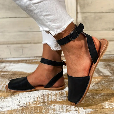 Płaskie sandały typu peep toe z swobodną klamrą