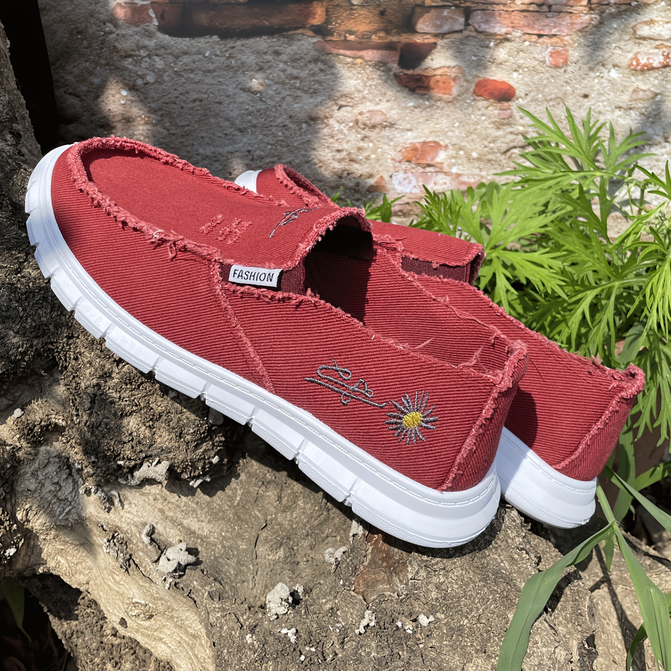 Letnie loafersy damskie - jeansowe loafersy z haftem w stokrotki