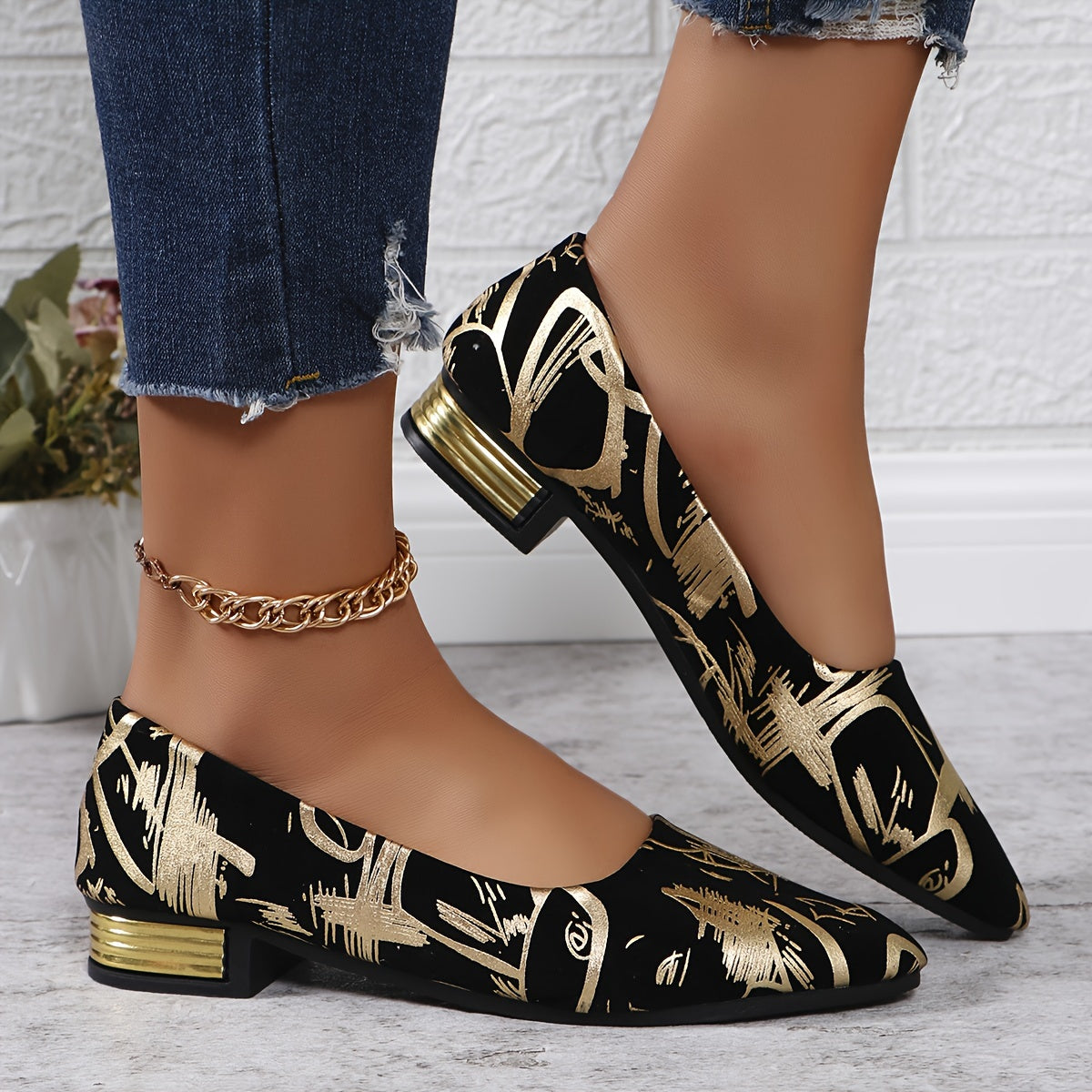 Modne buty pojedyncze na niskim obcasie – modne buty z nadrukiem