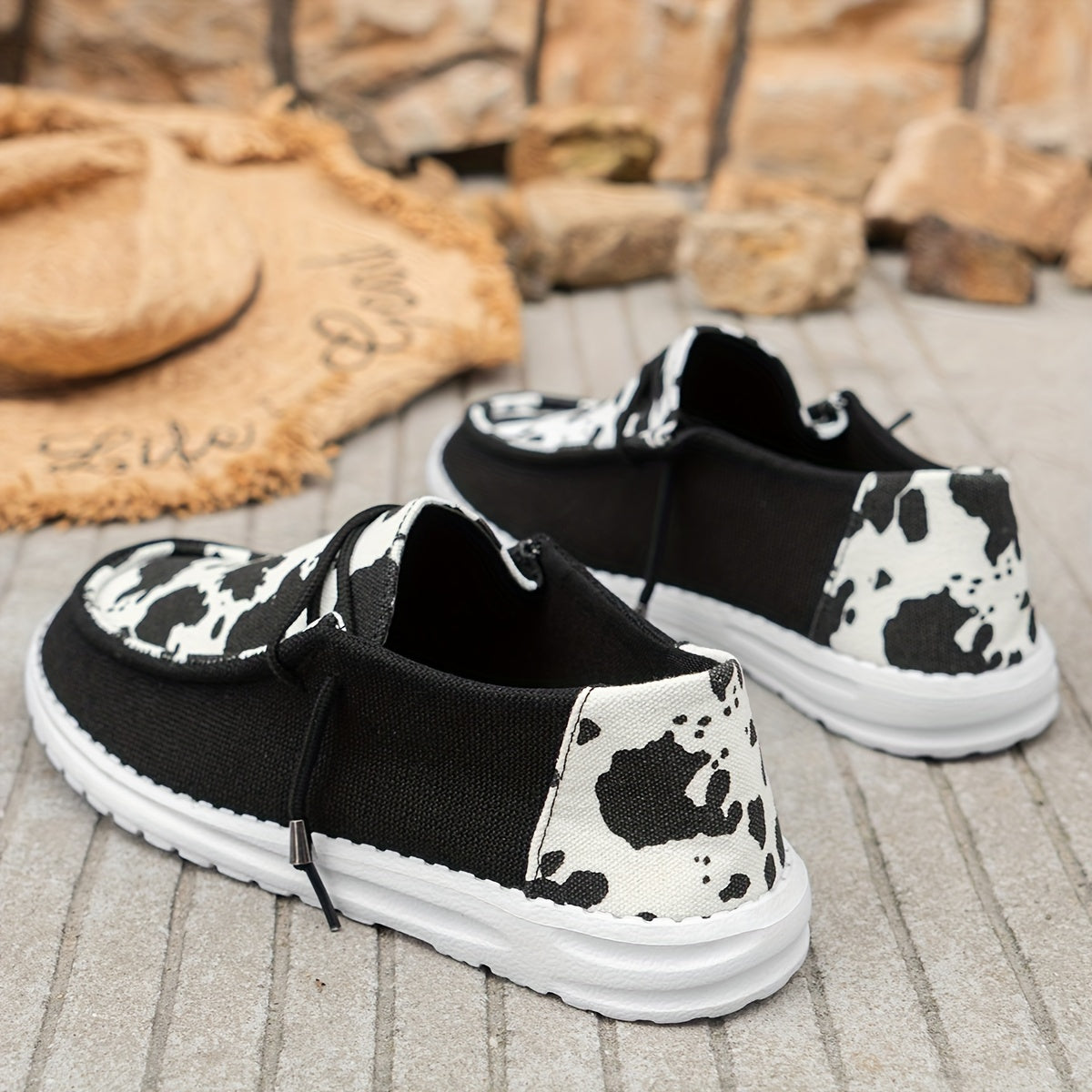 Letnie loafersy damskie - lekkie buty wsuwane z krowim wzorem