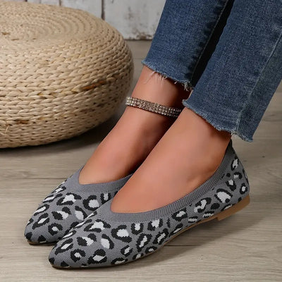 Eleganckie buty wsuwane z nadrukiem lamparta i szpiczastym noskiem