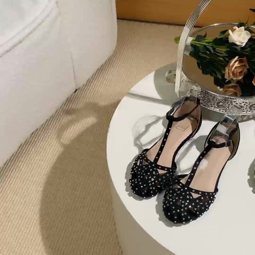 Płaskie sandały z kryształami dla kobiet, zamknięty palec, t-strap