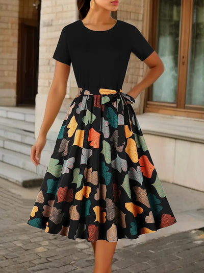 Czarna sukienka z kwiatowym nadrukiem Elegancka letnia sukienka z krótkim rękawem i paskiem