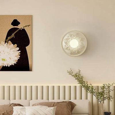 Artystyczna lampa ścienna z żywicy zapewniająca subtelne oświetlenie w nowoczesnym stylu