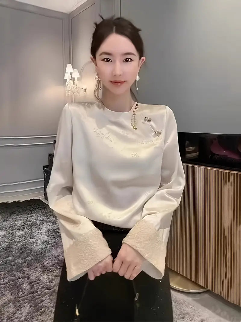 Beigefarbene Jacquard-Bluse mit Perlmuttknöpfen und Pailletten