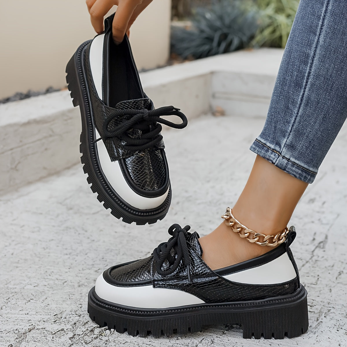 Letnie loafersy damskie - Wygodne loafersy na platformie z wężowym wzorem